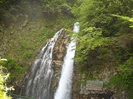 Este un minunat punct de plecare spre cateva obiective turistice interesante: Cascada UrlÄtoarea Obiective Turistice Prahova DeÈtepÈi Ro