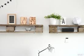 Wir haben schon festgestellt, dass europaletten sehr robust, vielfältig und preiswert sind. Diy Palettenregal Im Arbeitszimmer Blick7