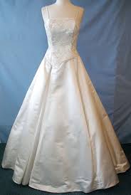 An Exquisite Wedding Dress By Nancy Issler Size 6 Dresses Stunning Dresses Wedding Dresses