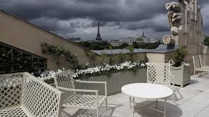 La Terrasse De 112 M2 De La Suite Bernstein Offre Une Vue Directe Sur La Tour Eiffel Par Tous Les Temps Patrick Kovarik Afp Terrasse Tour Eiffel Hotel
