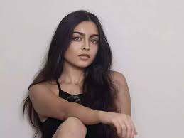 Internet sensation Zara Dar is now a math and science teacher on adult  content platforms - The Economic Times