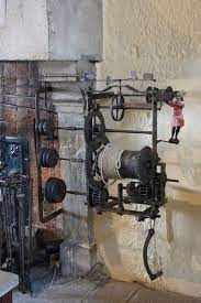 Système automatique de tournebroche à contrepoids dans la cuisine  historique de l'hôtel-Dieu de Beaune, Fr… | 18th century house, Kitchen  fireplace, Primative decor