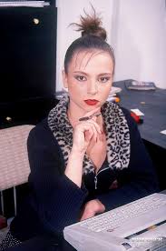 เลขาสาว ผู้ ตก วงจร ความใคร่ อัน กับ ผู้ เคย รู้จัก ใน บนเตียง