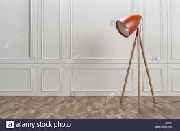 Retro Stil Rot Stativ Stehlampe In Einem Klassischen Interieur Mit