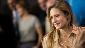 Studiowała w hochschule für schauspielkunst ernst busch w berlinie. Julia Jentsch Privat So Lebt Die Aktrice Mit Kind Und Kegel In Der Schweiz News De