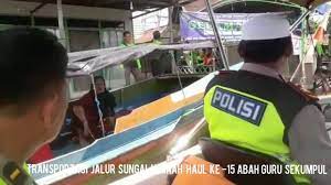 Masya allah para jamaah haul guru sekumpul ke 15 tahun ini sampai ke bundaran kota banjarbaru jamaahnya, masya allah luar. Sekitar 500 Perahu Motor Arungi Sungai Martapura Menuju Haul Ke 15 Abah Guru Sekumpul Kantor Berita Kalimantan