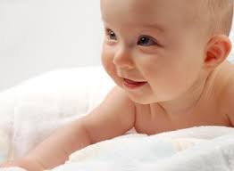 Schon in den ersten wochen kann ihr baby in bauchlage den kopf für kurze zeit anheben und zur seite drehen. Entwicklungskalender 1 Bis 3 Monate Bewegung