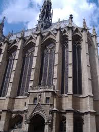 Antes era uma prisão na altura da revolução francesa e atualmente serve de lugar para o palácio da justiça. Sainte Chapelle Jet Lag