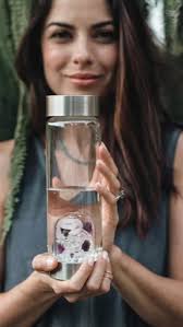 Go green with our Vitajuwel Crystal Straw in Carnelian. This beautiful,  trendy shade will definitely attract the attention of others. Carnelian  stands for courage, creativity & motivation.If this resonates with what  you're