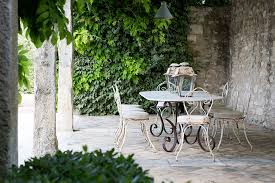 The Lovely Deco Le Mas De Berard A Saint Remy De Provence Petit Jardin De Ville Jardin Francais Jardin Patio