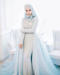 Para wanita muslimah tetap dapat menutup aurat dan tetap terlihat cantik ketika menggunakan desain baju muslim pengantin. 50 Model Baju Pengantin Muslim Modern Terbaru