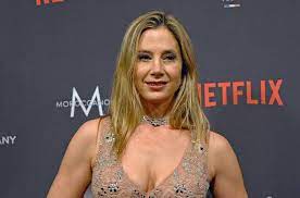 Later on, she started dating actor christopher backus whom she had met in august 2003 at a charade's party, which had been hosted by their mutual friend. Mira Sorvino Biography Height Life Story Super Stars Bio