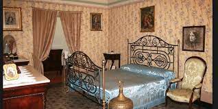 Gabriele d'annunzio elesse gardone a luogo dell'anima e nel vittoriale costruì la sua dimora, costellata di un'incalcolabile quantità di opere d'arte e. Museo Casa Natale Di D Annunzio Ancora Chiuso Pescara Il Centro