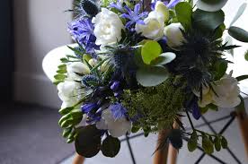 Le Cote Fleurs Bleu De Vert Autrement Vert Autrement Bouquet Mariee Bleu Fleurs Bleues Fleurs D Eglise