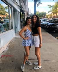 Charli Damelio Is A Dancer And Tik Tok Star Her Sister Dixie Damelio Is A Tik Tok Star Read Here Charlie Dam Famous Girls Teenage Girl Outfits Famous Outfits