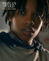 Cuando cae la noche, ella te agarra. #TheWomanInTheYard solo en cines el 28  de marzo.