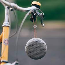 b o play beoplay a1 圓塔攜帶型無線藍芽喇叭 speaker b o listening to music