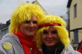 Viel lärm, wenig musik, sonne, lachende gesichter. 2013 Karneval