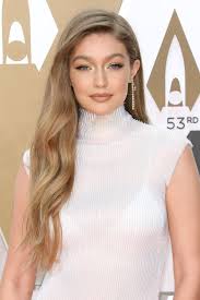 Gigi Hadid S Dark Hair Makes Her Look Just Like Her Sister Bella Gigi Hadid S Dark Hair Makes Her Look Koyu Renk Sac Sac Rengi Fikirleri Sari Kahverengi Sac