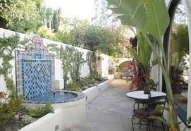 Spanish Style Homes With Courtyards Inside Demi Lovato S Home In Sherman Oaks California Spanish St Spanischer Stil Terassenideen
