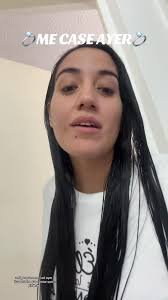 Mujer Enseña Es Casada