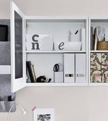 Besta Regal Mit Lappviken Tur In Weiss Uber Einem Schreibtisch Zeigt Etikettierte Kasten H Arbeitszimmerideen Hangende Schranke Stauraum Fur Kleine Schlafzimmer