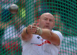 Zawodnicy i zawodniczki rywalizują w rzucie oszczepem podczas igrzysk olimpijskich (mężczyźni od 1908, a kobiety od 1932 roku), mistrzostw europy, mistrzostw świata oraz licznych mityngów lekkoatletycznych. Rzut Mlotem Na Wyginieciu Ostrzega Szymon Ziolkowski Kierunek Tokio Weszlo Com