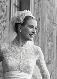 Bisher haben das nur die 45 gäste gesehen es wurde eigens von dior für sie entworfen und sei inspiriert von dem kleid, in dem grace kelly (†52). Ballkleider Ballkleid Hochzeitskleid Brautkleid Brautkleider Brautmoden Juhu Bald Lauten Die Hochzeitsglocken Dritter Teil Brautkleider Fur Kleine Zierliche Figurtypen Salutary Style