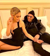 Il cantante è stato fotografato con un mazzo di rose in mano; Sanremo 2021 Chi E Elodie Fidanzato Marracash Lavoro Vita Privata E Amici Di Maria De Filippi