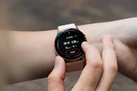 When the samsung sos feature has been turned on, this means when you press the lock buttom 3 times your device will automatically send out a message saying sos followed by a link that when opened will show the coordinates of where you are. Top 5 Best Golf Apps For Galaxy Watch Updated 2021