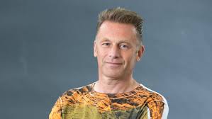 Chris packham was a familiar figure to any child of the late 80s and early 90s as one of the three presenters of the brilliant really wild show, one of those rare kids programmes that managed to keep the perfect balance between entertainment and education.since then, of course, packham has moved on to helm the bbc's springwatch series, where he's become notorious for shoehorning song titles by. Springwatch Presenter Chris Packham Sent Dead Crows After Petition For Him To Be Heart