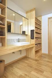 三角屋根の白い家 洗面所 タイル おしゃれ 洗面所 おしゃれ 脱衣室 収納