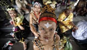 Kaum dayak di sarawak dikenali dengan orangnya yang sangat peramah. Masa Depan Suku Dayak Di Pulau Borneo Independensi