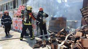 O femeie din constanţa a murit după ce a căzut în gol de la etajul 6 al blocului în care locuia, după ce în apartamentul său a izbucnit un incendiu. Incendiu Violent In ConstanÈ›a Un Pompier A Fost RÄƒnit Foto Video