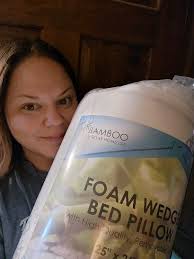 There's nothing better than mom and dad's bed for cuddling up with a book!  The only thing better is reading to mom. The @relaxhomelife wedge pillow  elevates and supports while offering the perfect ...