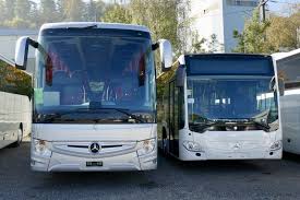 Ein Neuer Mb Tourismo Und Ein Weisser C2 K Mit Postauto Inneneinrichtung Am 13 10 18 Bei Evobus In Kloten Parkiert Reisecar Autos Bus