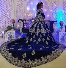 L Image Contient Peut Etre 1 Personne Interieur Arabic Wedding Dresses Indian Wedding Gowns Morrocan Wedding Dress