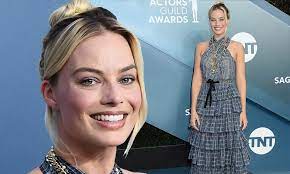 Margot elise robbie (born 2 july 1990) is an australian actress. Sag Awards 2020 Margot Robbie Stuns In Blue Plaid Chanel Ensemble Daily Mail Online