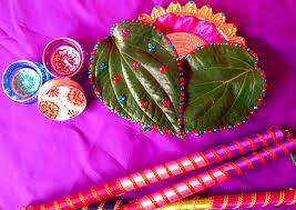 Decorated Paan Leaves For The Perfect Mehndi See Www Facebook Com Mehnditraysforfun Wedding Card Decorations Diy Mehndi Decorations Mehndi Decor