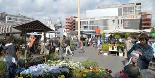 De verloedering van het theaterplein was jarenlang een doorn in het oog van alle gebruikers. Theaterplein Antwerpen Databank Publieke Ruimte