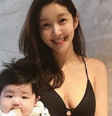 김빈우의 집을 찾아간 신박팀은 '하정우 닮은 꼴'로 알려진 김빈우의 남편을 보고 잘생겼다라고 감탄했다. ê¹€ë¹ˆìš° ë‚˜ì´ ë‚¨íŽ¸ ì „ìš©ì§„ì€ ëˆ„êµ¬