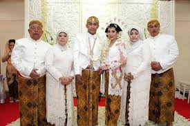 Kedua pengantin akan mengenakan pakaian tradisional khas adat jawa berwarna putih sebagai lambang kesucian. 50 Model Baju Kebaya Orang Tua Pengantin Terbaru 2021 Model Kebaya Modern Terbaru