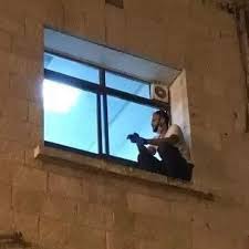 Saeed el aer se ha gastado más de 18.000 euros en el cuidado de los 50 perros que ha rescatado hasta la fecha. Hombre Palestino Trepa Muro De Hospital Para Despedirse De Su Madre Enferma De Covid Revolucion 3 0 Noticias