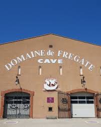 Moins de matière certes, mais loin d'être vide ce bulletin comporte la traduction d'un article de presse allemand sur la frégate, un explicatif photos à un nouveau break plus luxueux que la domaine, reprenant la finition de la berline et doté de la transmission transfluide faisait son apparition : Domaine De Fregate The Foil Cutter