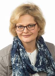 Cornelia Schuster Sie arbeitet seit über 30 Jahren mit viel Freude und  Engagement im Familienunternehmen, das ihr Bruder Gerhard Fischer seit 1993  leitet Ihre Leidenschaft gilt der Schauspielerei und Regiearbeit. So ist