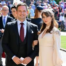 November 2016 wurde sie öffentlich bekannt gemacht. Meghan Markle Das Schenkt Ihr Patrick J Adams Zur Hochzeit Gala De