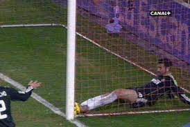 There had been shouts but the referee had not seen it and suddenly madrid were breaking through the pitch, wide space opening before them. Gol Fantasma Del Sevilla Y Botellazo A Casillas Deportes El Pais