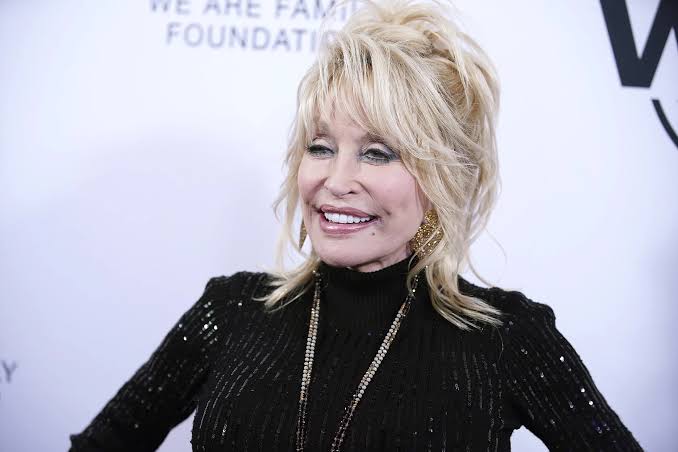 Dolly Parton Given Willie Nelson Lifetime Achievement Award
