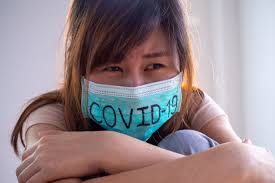 Asian woman worry and fears wearing mask, escribe covid-19 la situación de  la infección por el virus 2019-ncov en wuhan. plaga mortal del mundo  concepto enmascarado para proteger el coronavirus | Foto