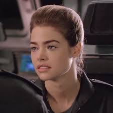 Mysterious monstrous alien creatures attack earth's colonies. Was Machen Die Stars Von Starship Troopers 1997 Heute Geeky Camel